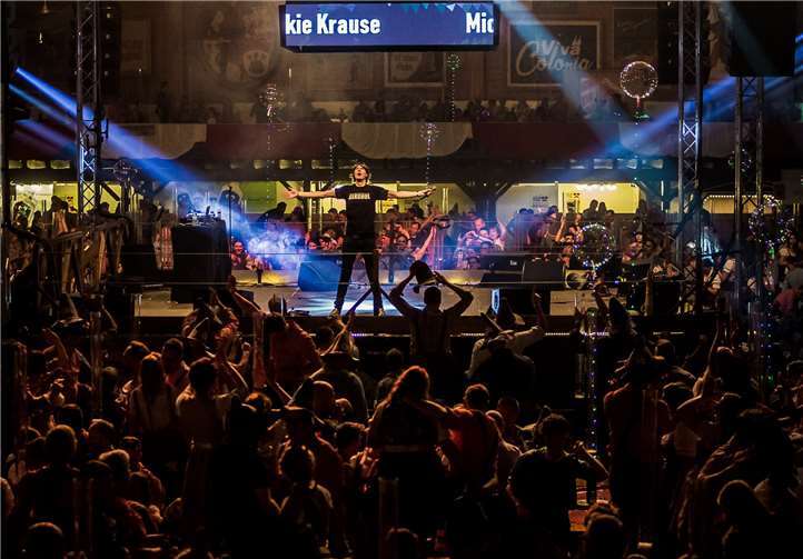 Zu den Hits von Party-König Mickie Krause können die Besucher bei der Hüttengaudi feiern und tanzen. Foto: Niki Siegenbruck - Foto & Grafik