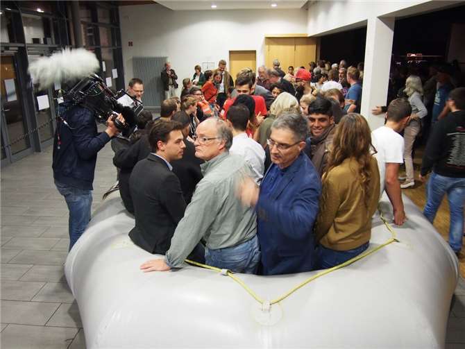 Zu den Höhepunkten der letzten Jahre zählten insbesondere die Aktionen zum „Tag des Flüchtlings“ im September, wie das eindrucksvolle Ausstellen eines Flüchtlingsbootes in der Hummerichhalle, das einen Einblick in die Gefahren der Flucht über das Mittelmeer gab. Foto: privat