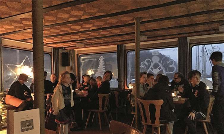 Zu den Kindern vom Yacht-Club Mittelrhein kommt der Nikolaus über das Wasser. privat