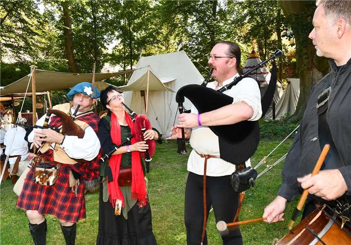 Zu den Klängen der Dudelsäcke von The Rhine Aera Pipes und Drums wurde das Abendspektakel eröffnet. Fotos: RASCH