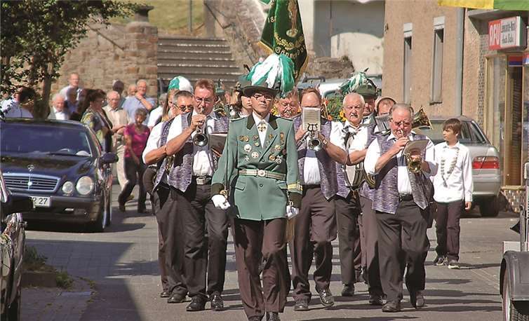 Zu den Klängen der Rheintaler ging es zum Dorfplatz. RÜ