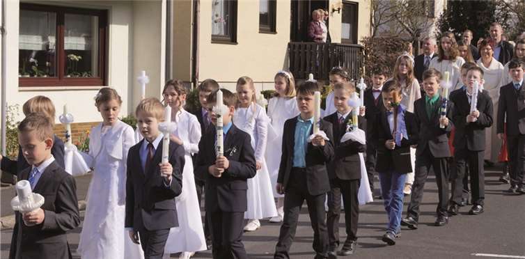 Zu den Klängen des Musikvereins marschierten die 15 Jungen und Mädchen in Richtung Pfarrkirche St. Johannes. TT