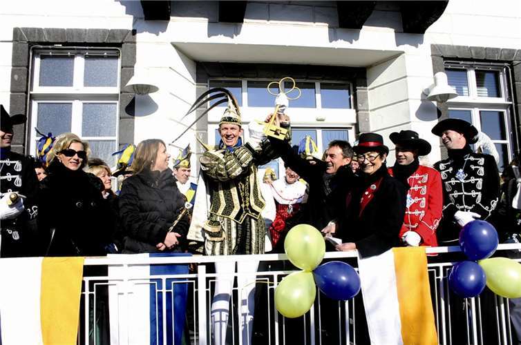Zu den Klängen des Spielmannszuges „Freiweg“ erschunkelten sich die Narren die Stadtschlüssel aus den Händen der Beigeordneten Charlotte Hager und Gunter Windheuser. Und der Prinz hatte ganz schnell und ohne jede Gegenwehr den Stadtschlüssel in der Hand. Die Beigeordneten wollten schlicht mitfeiern.Stadtsoldaten, Möhne und viele Jecken waren zur Unterstützung herbeigeeilt. Und es wurde feste geböllert. Die Kanoniere aus dem Rosendorf Löhndorf, dem, Heimatort des Prinzen waren zur Verstärkung mitgekommen.