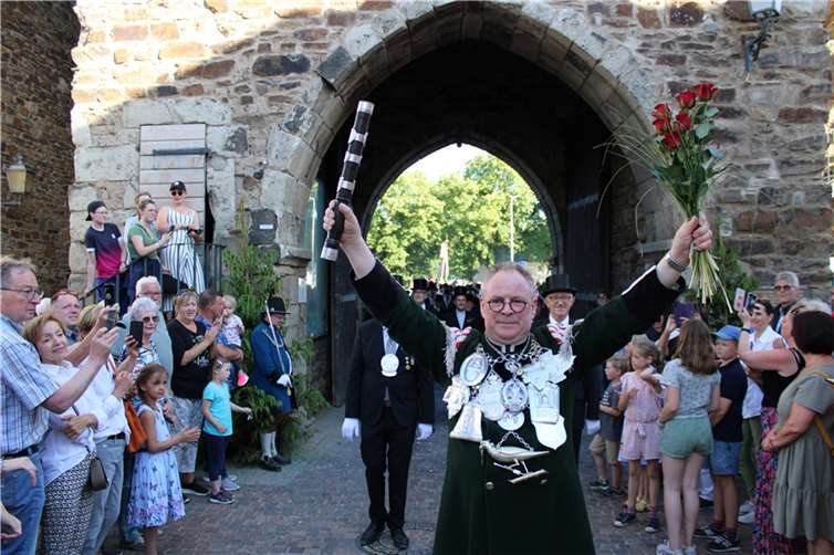Zu den Klängen von „Tochter Zion“ zogen die neuen Schützenkönige durch das Ahrtor in Ahrweiler ein – umjubelt von zahlreichen Bürgern.  Foto:DU
