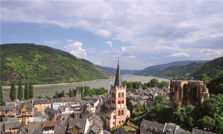 Zu den Kulturstätten zählt das Stadtensemble von Bacharach mit der Burg Stahleck und der Wernerkapelle, einem Zeugnis herausragender gotischer Baukunst. Der Erhalt solcher Städte und Stätten hängt ab von der Zahl der Einwohner und Besucher und entsprechend von der Nutzung der Häuser und der in den Orten vorhandenen Infrastruktur, wie Geschäfte und öffentliche Einrichtungen. Bahnlärm vertreibt die Menschen und gefährdet das Kulturerbe. privat