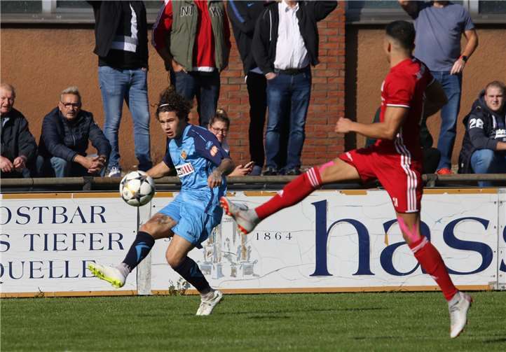 Zu den Leistungsträger gehört in den letzten Wochen auch Rudolf Gonzales-Vass. In Bingen bereitete der kleine quirlige Offensivakteur den zweiten Treffer der TuS gekonnt vor.TH