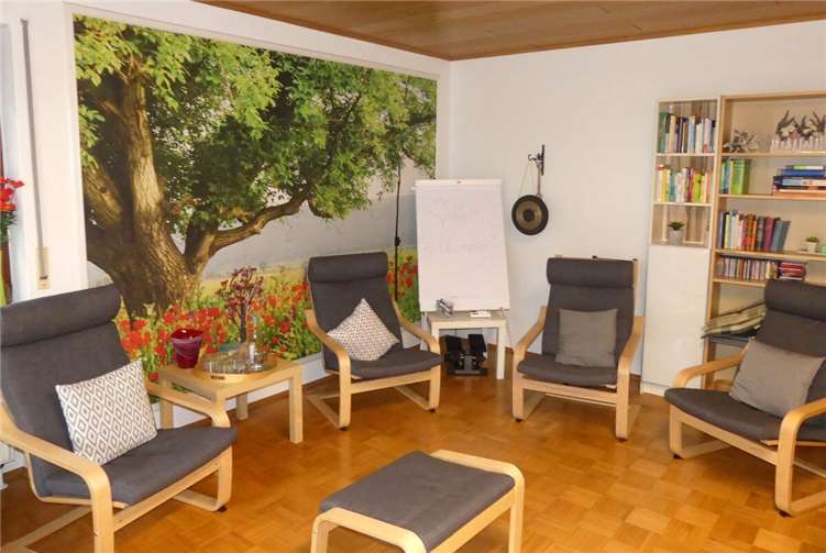 Zu den Praxisräumen gehört auch ein großer Kursraum, in dem Brunhilde Köhn sich auch Gruppen widmen kann.