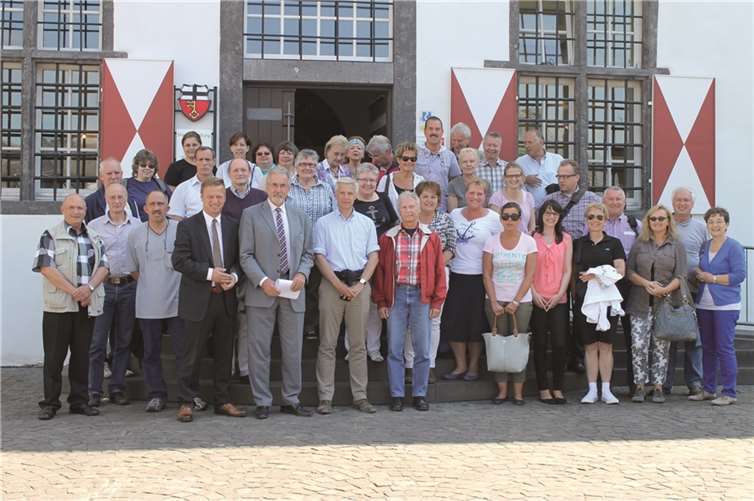 Zu den Programmpunkten zählte auch ein Weinempfang im Historischen Rathaus durch Bürgermeister Dr. Hans Georg Faust (vorne 5.v.l.) und Stadtmanager Thomas Herschbach (4.v.l.). privat