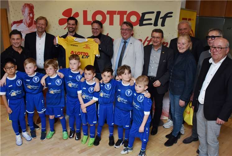 Zu den Protagonisten beim Saisonauftakt der Lotto Elf gehörten auch die Spieler der F Jugend des FC Metternich. Fotos: HEP