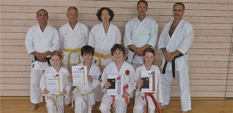 Zu den Prüflingen hier noch ein paar Zusatzinformationen: Aus der Kindergruppe des TSV Lay bestanden ihre Prüfung zum Weiß-Gelbgurt Mary Grams und Maurice Sonntag. Die Orangegurtprüfung bestand Julia Schlossmacher und ihre Prüfung zum Orange-Grüngurt legte Lisa Nonninger erfolgreich ab. Esther Krechel und Norbert Göbel, alle aus der Erwachsenengruppe, bestanden ihre Prüfung zum Gelbgurt. Michael Staudt bestand seine Prüfung zum 1. Braungurt. privat