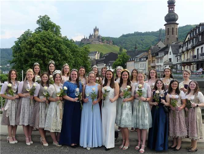 Zu den Weinmajestäten aus dem Ferienland gesellte sich auch Moselweinkönigin Sarah Röhl (Kröv) im weißen Outfit.