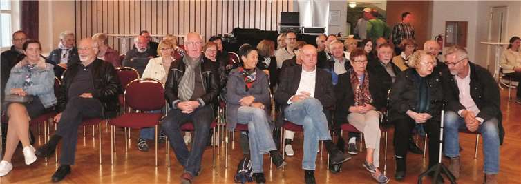 Zu den Zuschauern der öffentlichen Sitzung in der Laacher See-Halle zählten ca. 40 Befürworter und ca. 20 Gegner des geplanten Wohnprojektes im Gebiet „ehemaliges Martinsheim“. Foto: FRE