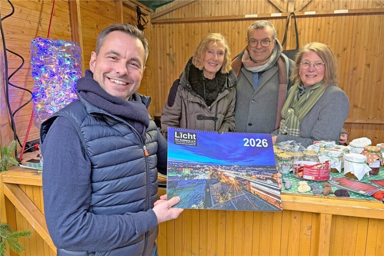 Zu den ersten Empfängern des Kalenders zählte kürzlich der Koblenzer Oberbürgermeister David Langner. Foto: Hein-Jörg Wurzbacher