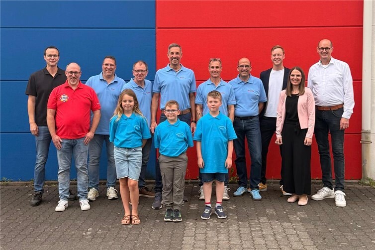 Zu den ersten Gratulanten der großen und kleinen Prinzenteams gehörten Verbandsbürgermeister Jan Ermtraud (re.) und der geschäftsführende Vorstand der KG.