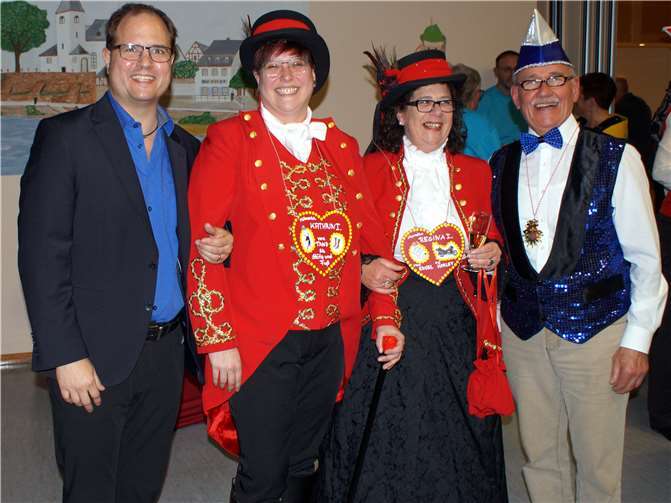 Zu den ersten Gratulanten des neuen Möhnenpaares gehörten Ortsbürgermeister Marco Seidl (l.) und der 1. Ortsbeigeordnete Hajo Reif (r.). Fotos: KH