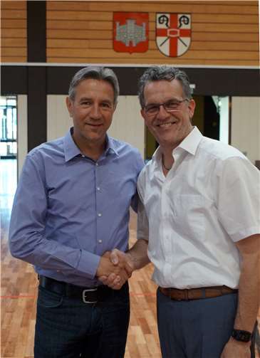 Gerd Harner wird neuer Stadtbürgermeister von Mülheim-Kärlich Zu den ersten Gratulanten des neuen Stadtbürgermeisters Gerd Harner (r.) gehörte der zweitplatzierte Achim Bermel. Foto: KH
