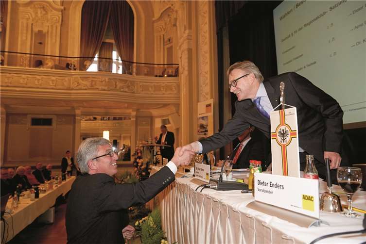 Zu den ersten Gratulanten des neuen Vorsitzenden Dr. Klaus Manns gehörte der rheinland-pfälzische Strukturminister Roger Lewentz.