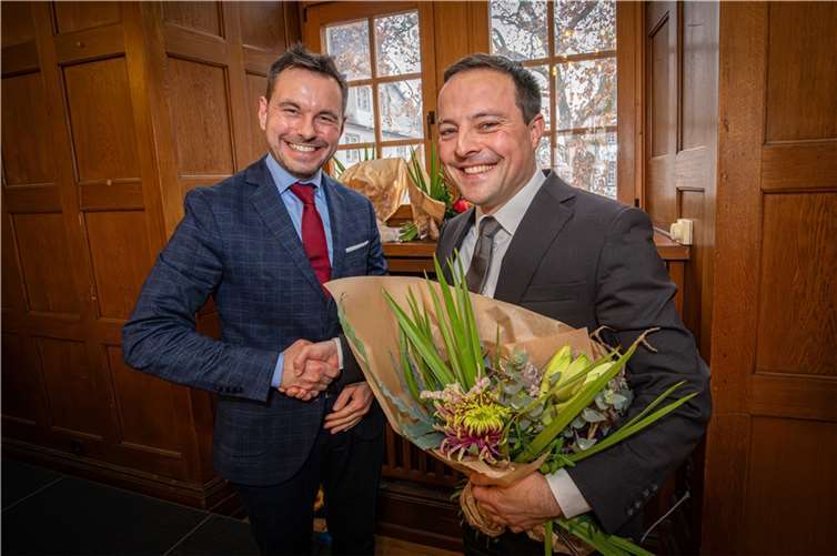 Zu den ersten Gratulanten des neugewählten Baudezernenten Dr. Andreas Lukas (re.) in der Dezembersitzung des Koblenzer Stadtrates gehörte Oberbürgermeister David Langner.  Foto: Stadt Koblenz/Andreas Egenolf