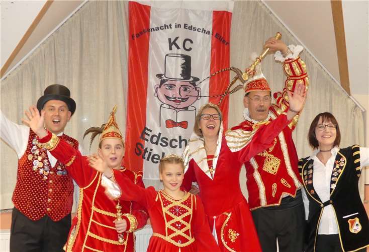 Zu den ersten Gratulanten gehörten Sitzungspräsident Sascha Jung und die neue Vereinsvorsitzende Claudia Kranz.