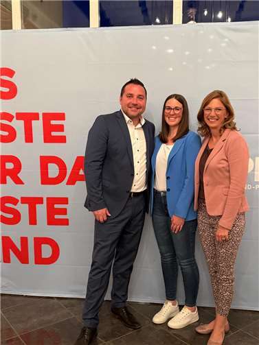 Zu den ersten Gratulanten zählten die SPD-Landesvorsitzende Sabine Bätzing-Lichtenthäler (re.) und Melanie Altena, Partnerin von Benedikt Oster.. Foto: SPD Cochem-Zell