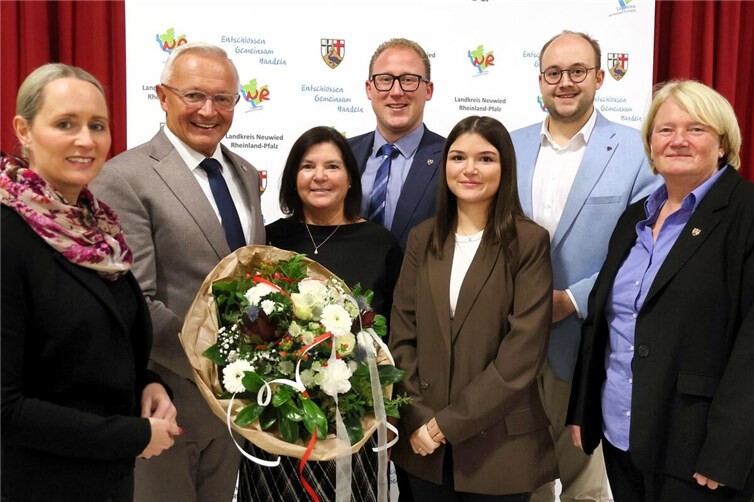 Zu den ersten Gratulantinnen und Gratulanten von Achim Hallerbach nach dessen erneuter Ernennung als Landrat bis zum Jahr 2033 zählten Ehefrau Ute und Tochter Pia sowie der 1. Kreisbeigeordnete Phillip Rasbach, die ehrenamtlichen Beigeordneten Pierre Fischer und Birgit Haas und Büroleiterin Diana Wonka.Foto: Olga Krapivina