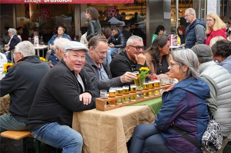 Zu den gemütlichen Flecken zählen das Weindorf mit Federweißer und Flammkuchen sowie das Heerlager mit Fassbier und Herzhaftem vom Grill.