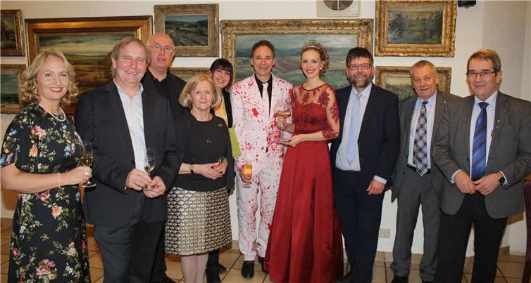 Zu den heimischen Ehrengästen gesellten sich bei der Jubiläumsausstellungauch die Offiziellen von der Stiftung Rheinland-Pfalz für Kultur aus Mainz. Fotos: TE