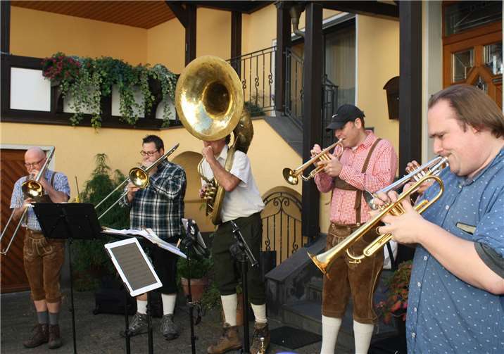 Zu den leckeren Weinen und deftigen Speisen gab es auch noch flotte Musik auf die Ohren.