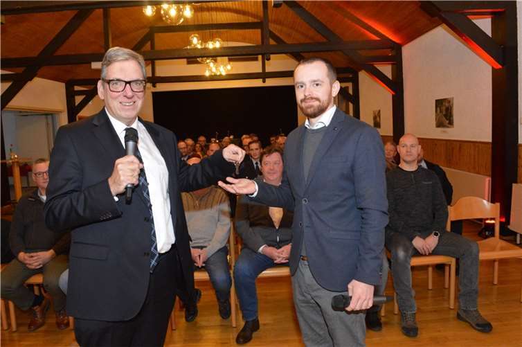 Zu den letzten Schritten gehörte auch die Rückgabe der Räumlichkeiten an die Ortsgemeinde. Ortsbürgermeister Andreas Neubert nahm den Schlüssel von Andree Stein entgegen.