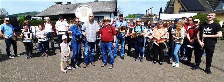 Zu den musikalisch geehrten gehörte auch wieder Ettringens Ortschef, Werner Spitzley. In diesem Jahre bekam er ein besonderes Lied gespielt. Da er zum letzten male in seinem Amt als Ortsbürgermeister besucht wurde, erklang eigens für ihn das „Adieu mein kleiner Gardeoffizier“. Blaskapellen „Chef“, Alexander Schuster, würdigte die immerwährend gute Verbindung des Klangkörpers mit Werner Spitzley, versicherte gegenüber Blick aktuell, dass man ihn weiter am 1. Mai aufsuchen wird. In der vorderen Reihe (v.r.) Vorsitzender Alexander Schuster, Ortschef Werner Spitzley und Dirigentin Jenny Schaaf.  Foto: Bernd Schmitz