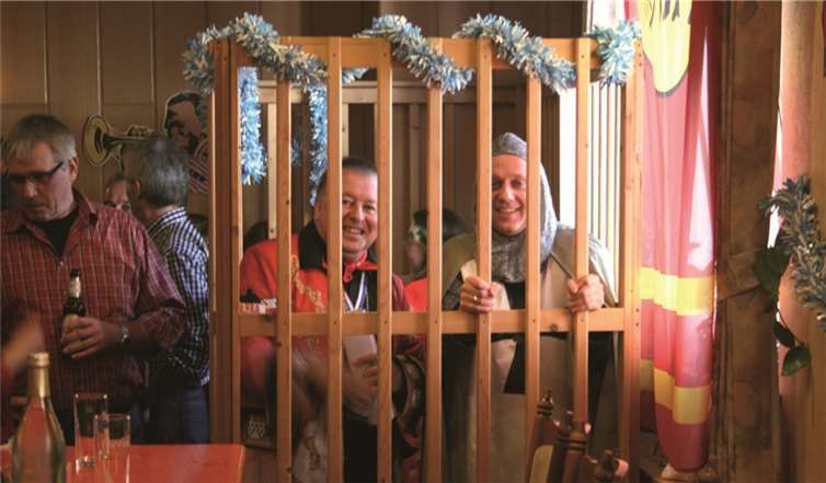 Zu den prominentesten „Straftätern“ zählten sicherlich Landrat Dr. Jürgen Pföhler (links) und Bürgermeister Johannes Bell (rechts).