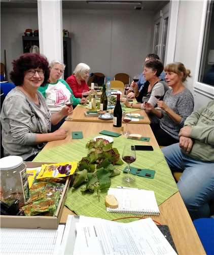 Zu den sechs verschiedenen Schokoladensorten wurden passende Weine des Weinguts Schreiner gereicht. Foto: Rosi Schreiner
