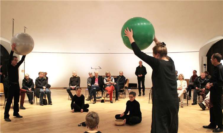 Zu den vehementesten Klangäußerungen gehörten Ballschläge auf den Hallenboden. Foto: HG