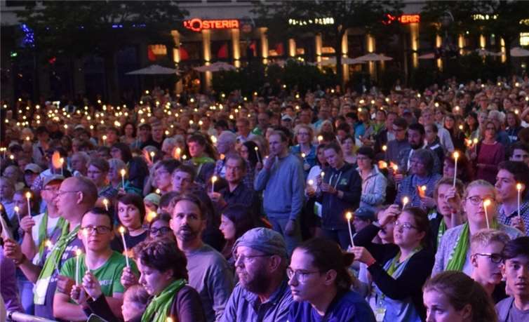 Zu den vielen bewegenden Momenten gehörten auch in Dortmund die täglichen Abendsegen auf mehreren Plätzen, zu denen die Zuhörer ein Meer aus Kerzen entzündeten. Fotos: Dekanat Nassauer Land