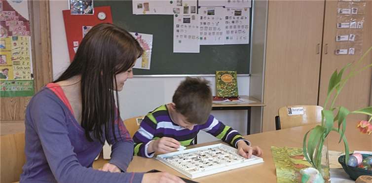 Zu den wichtigsten Aufgaben der FSJ-ler gehört die Unterstützung der Schüler im Unterricht und bei den Hausaufgaben. privat