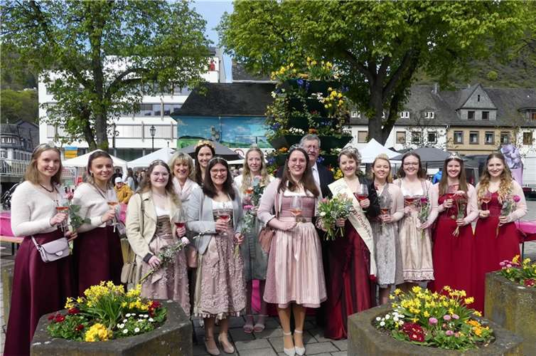Zu den willkommenen Marktbesuchern zählten sichauch einige Weinmajestäten aus dem Ferienland Cochem. Fotos: TE