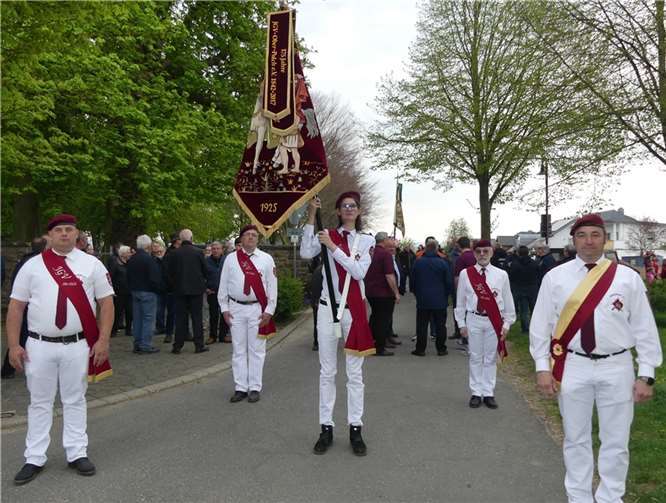 Zu den zahlreich teilnehmenden Vereinen gesellte sich auch eine Delegation des JGV-Ober-Polch mit Fahnenträger.