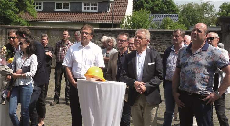 Zu den zahlreichen Gästen zählte auch der amtierende Ehrenbrauer und Vorstandsvorsitzende der Volksbank RheinAhrEifel eG, Elmar Schmitz (Mitte). FRE