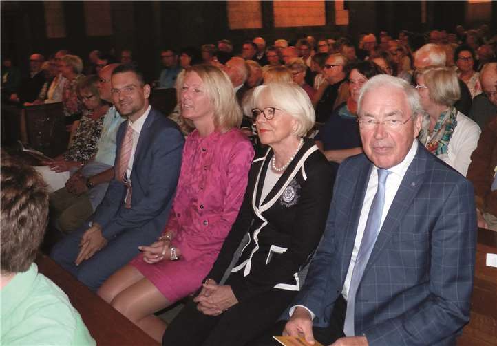 Zu den zahlreichen Konzertbesuchern zählten auch Staats- und Finanzminister a.D. Gernot Mittler (re.) und seine Gattin Irmelin.