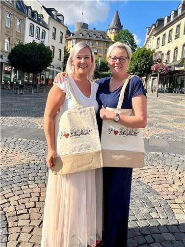 Zu den zahlreichen Merchandising-Artikeln rund um das Mayener Volksfest gehören auch die Taschen mit der Lukasmarkt-Silhouette. Foto: Julia Judt/Stadt Mayen