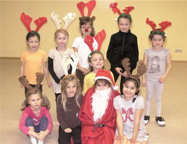 Zu der Musik von Rudolph dem kleinen Rentier führen die Tanzküken einen tollen Tanz auf. privat
