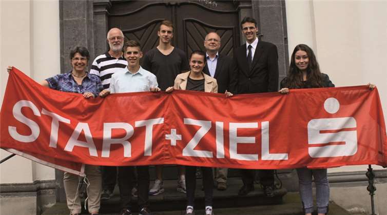 Zu der Übergabe des Banners trafen sich Schulleiter Dieter Peter und das Hauptorga-Team mit Peter Weiler, Cara Schneider, Kira Wagner, Tobias Nuhn und Christian Kessel sowie Helga Hintzen als Vertreterin des Finanzteams.  Privat
