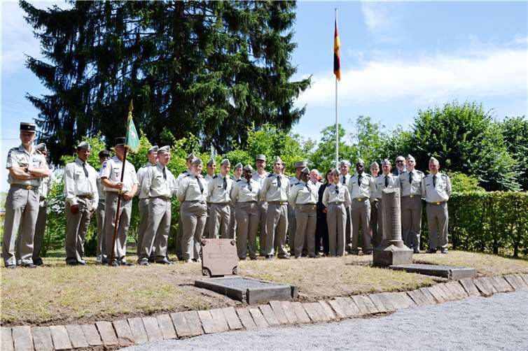 Zu einem Arbeitseinsatz auf dem französischen Ehrenfriedhof in Lützel reisten rund 30 Wehrdienstleistende aus Metz an. Fotos: Stadt Koblenz/Groß