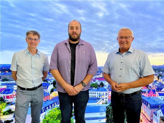 Zu einem Arbeitsgespräch traf sich Landrat Achim Hallerbach mit Lewin Hattenhauer (Mitte) und Jürgen Ulrich (links), dem Leiter des Kreisjugendamtes, um sich über den derzeitigen Stand der Planung zur Umsetzung des Ganztagsförderungsgesetzes zu informieren.  Foto: Martin Boden/Kreisverwaltung Neuwied