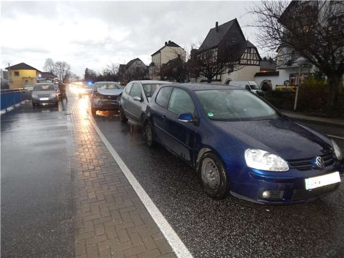Zu einem Auffahrunfall mit mehreren Fahrzeugen kam es am Freitag in Oberwinter. Foto: Polizei Remagen