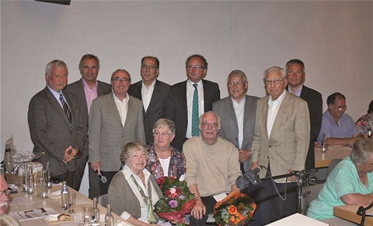Zu einem Erinnerungsfoto stellte sich der Vorstand mit den anwesenden geehrten Mitgliedern auf: (V.l.st.) Günther Thormann, Klaus Gesell, Josef Nonn, Alfred Severin, Achim Hütten, Heinz Lüthke, Fritz Masfelder und Franz Masfelder; (v.l.s.) Elisabeth Kinzelmann, Hildegard Lüthke und Hubert Rumpf. privat