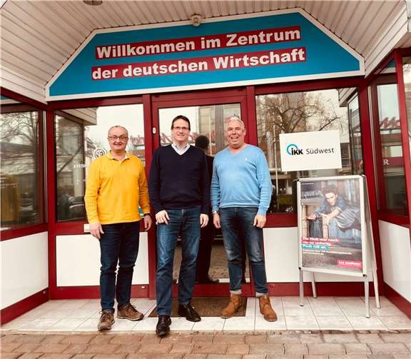 Zu einem Gedankenaustausch begrüßte Kreishandwerksmeister Ralf Winn und der Innungsbeauftragte Matthias Dahmen, den Geschäftsführer der Wirtschaftsförderungsgesellschaft des Kreises Neuwied, Harald Schmillen, in der Geschäftstelle der Kreishandwerkerschaft Rhein-Westerwald in Neuwied. Foto: Kreishandwerkerschaft Rhein-Westerwald