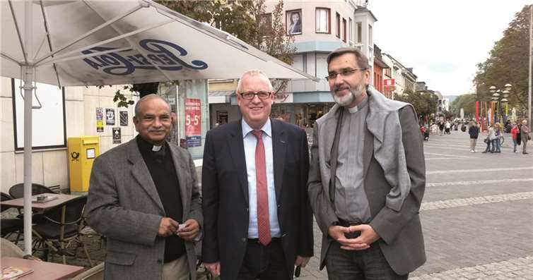 Zu einem Gedankenaustausch trafen sich Father Emmanuel Asi, der Neuwieder Landtagsabgeordneten Fredi Winter sowie Dechant Darscheid (v.l.). privat