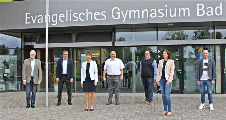 Zu einem Gespräch am Evangelischen Gymnasium Bad Marienberg trafen sich (v.l.) Pfarrer und Dekan a.d. Martin Fries, Schulleiter Dirk Weigand, Pröpstin Sabine Bertram-Schäfer, Geschäftsführer René Roos, stellv. Schulleiter Alexander Lühr, zweite stellv. Schulleiterin Kathrin Schütz, Lehrer Roman Kläs-Bierbrauer. Fotos: Sabine Hammann-Gonschorek
