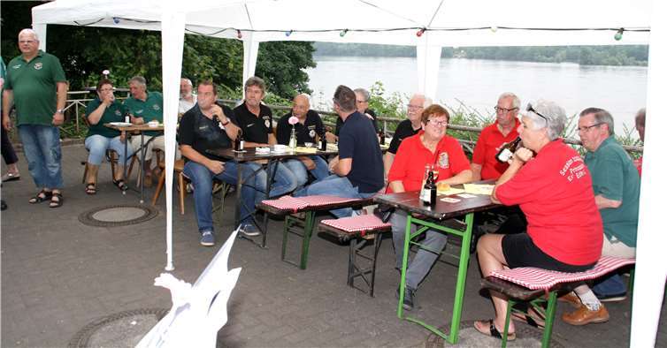 Zu einem Grillfest mit Blick auf den Rhein trafen sich die Ex-Prinzen in Urmitz.privat